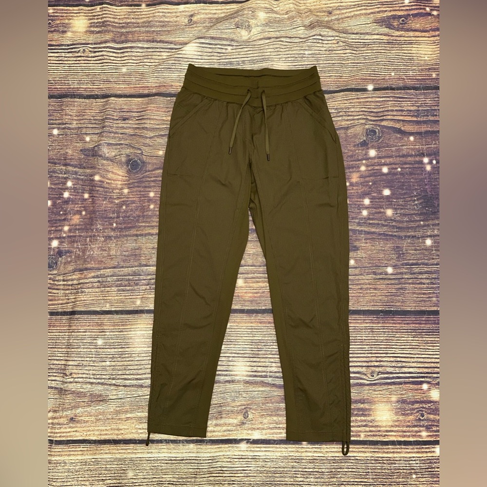 CRZ YOGA green Striped Pants w Pockets & Cinched Leg. Medium (8-10). Like New.